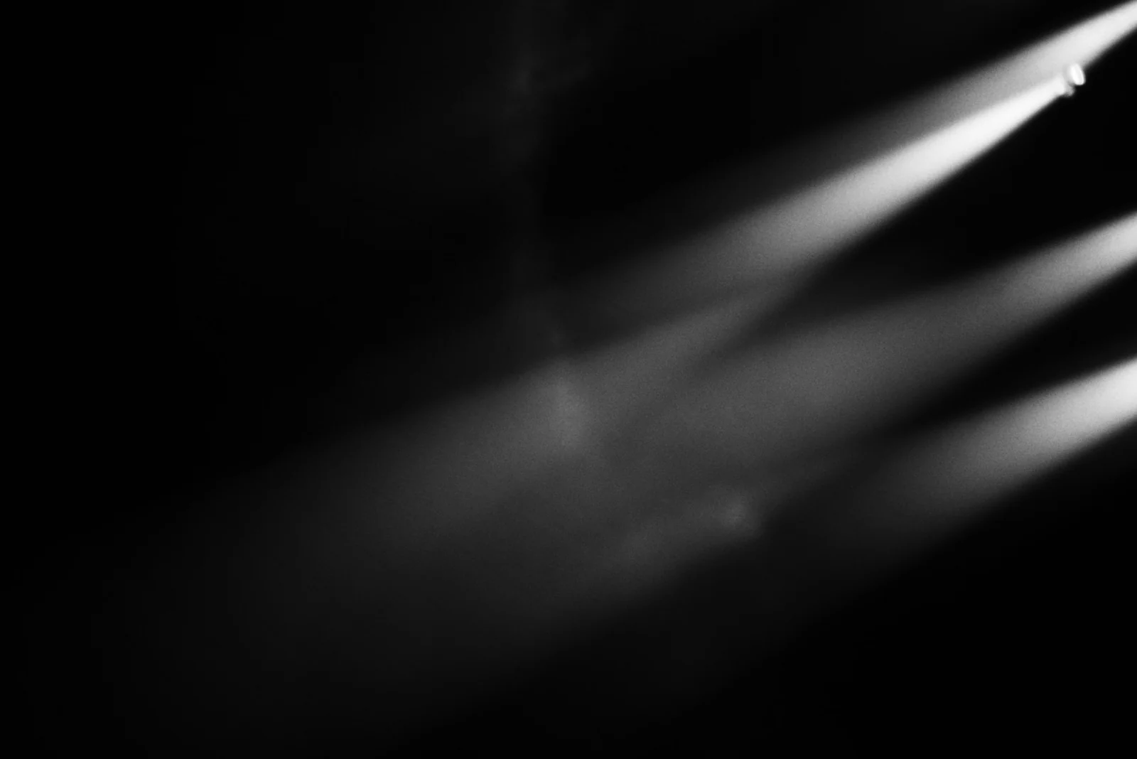 Lumini de scenă în atmosferă întunecată, fără persoane identificabile